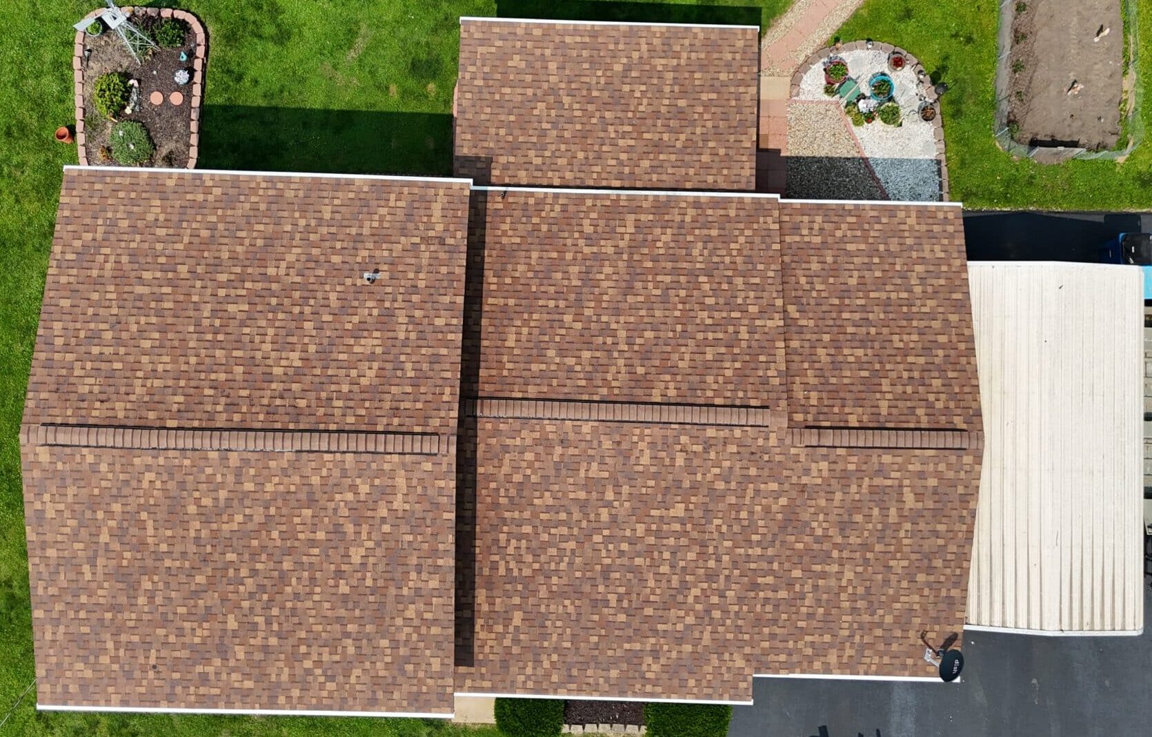 Read more about the article How to Tell the Difference Between Wind Damage and Normal Roof Aging